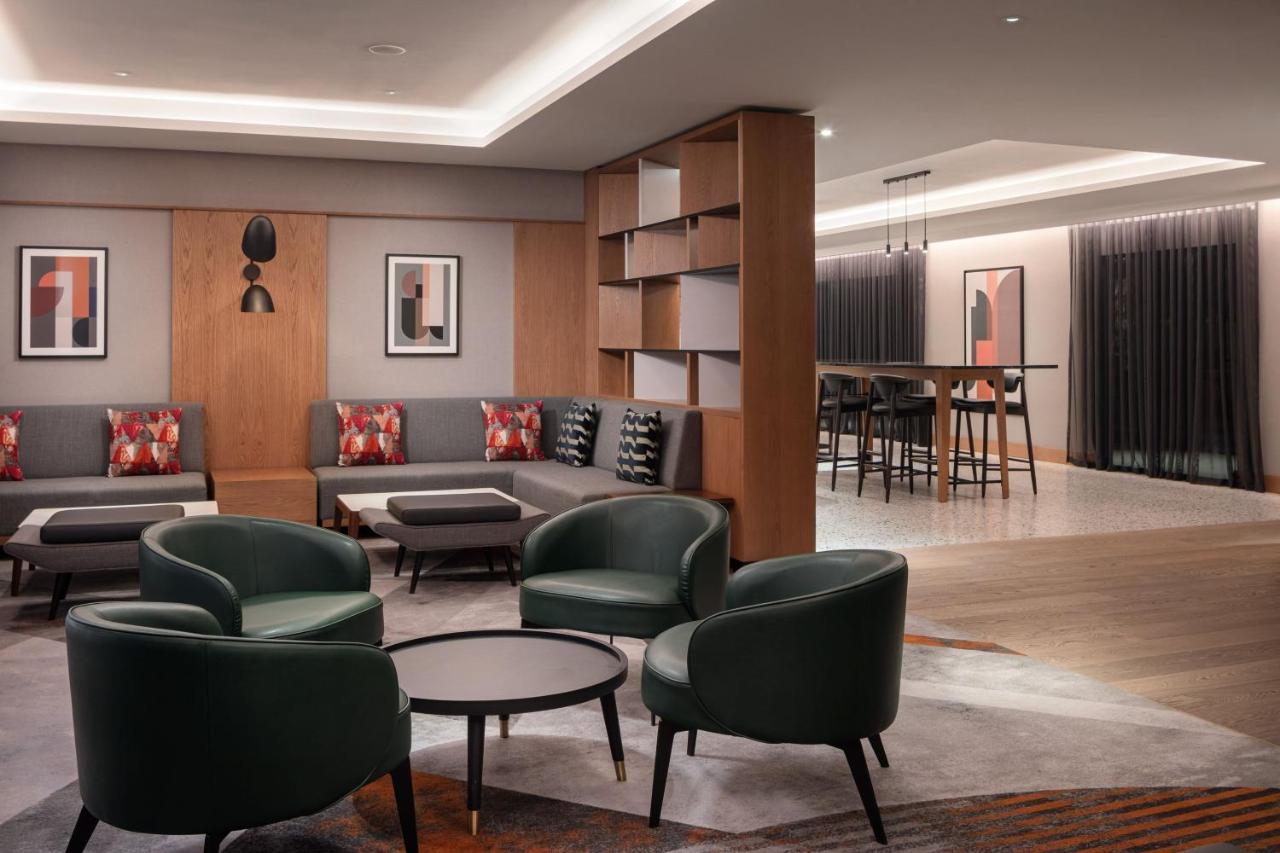 Prague Marriott Hotel Exterior photo The lounge at the airport